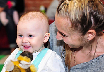 Счастливый малыш в интерактивной беби-театре