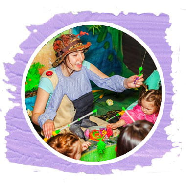 Малыш ловит рыбку на спектакле