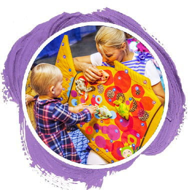 Малыш спасает рыбок на спектакле